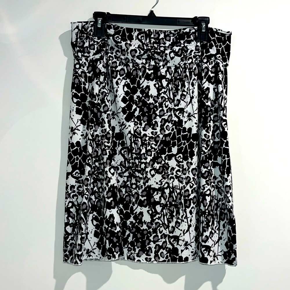 Tranquility black white gray skirt. Size XL.